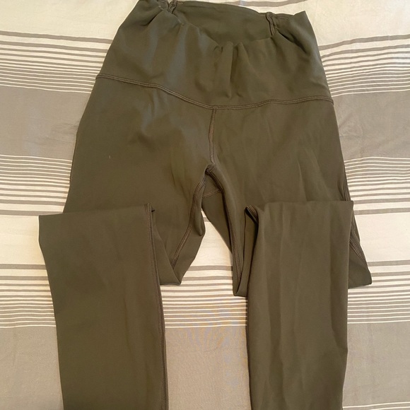 Lululemon leggings in excellent pre owned condition. - Picture 1 of 4